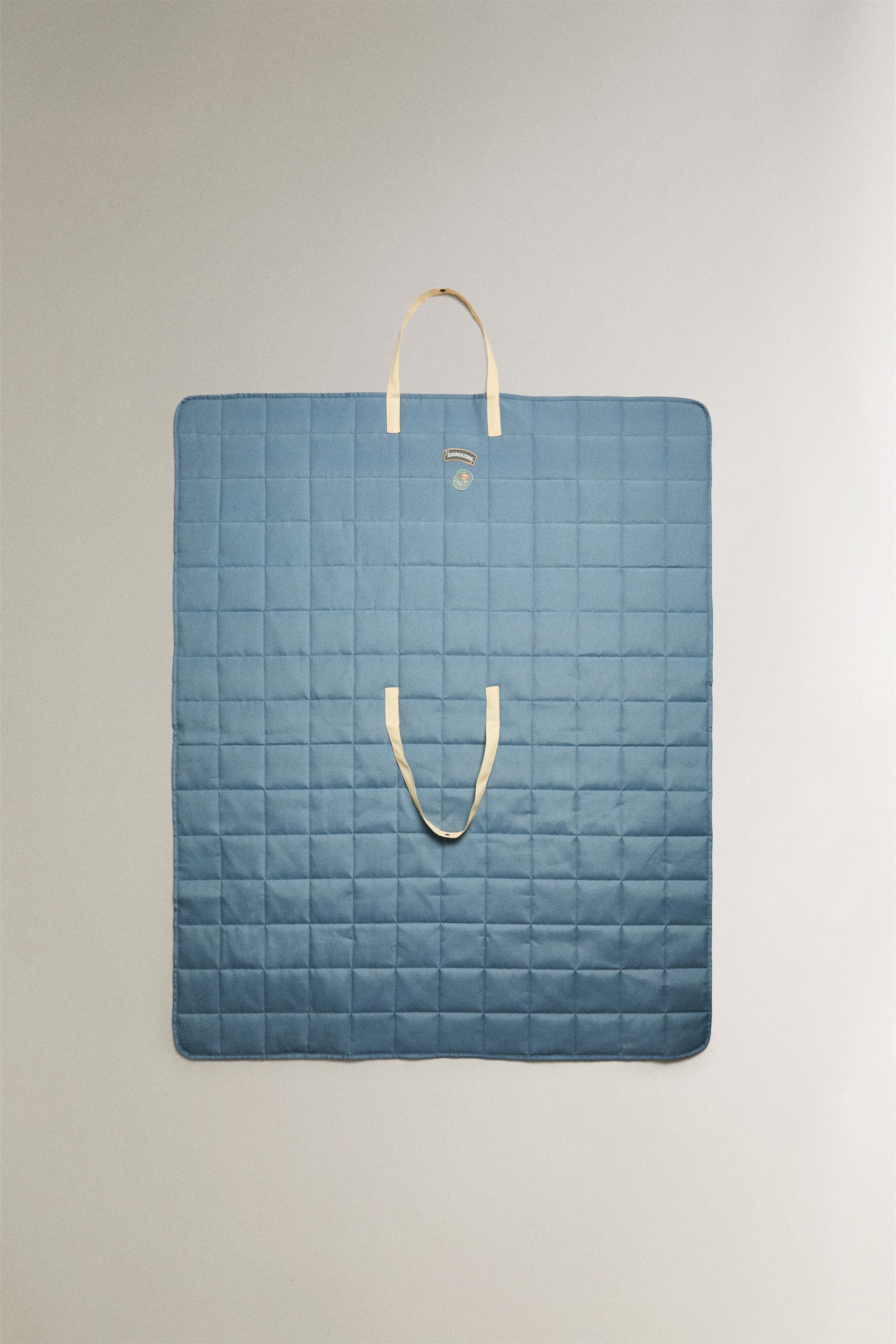 WATER-RESISTANT FLOOR BLANKET WITH CONSTELLATIONS